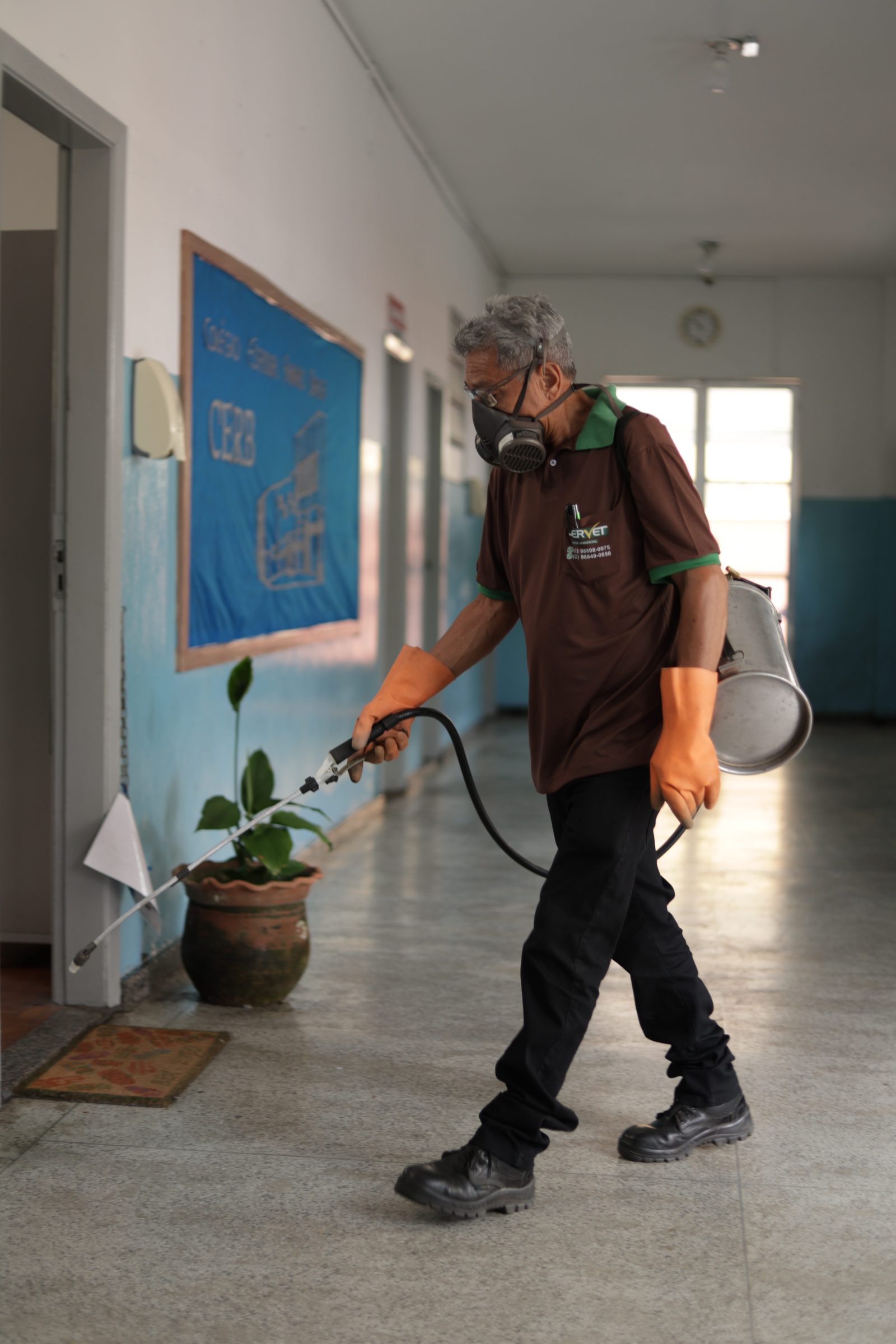 Profissional da Servet com equipamento de proteção realizando serviço